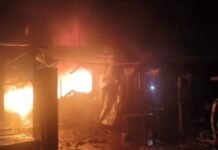 दुबे मोबाइल पॉइंट में भीषण आग, लाखों का सामान जलकर खाक, दमकल देरी से पहुंची