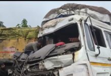 दो ट्रक आपस में टकराए , एक ट्रक चालक फस गया केबिन में ,बड़ी मशक्कत के बाद बाहर निकाला जा सका चालक