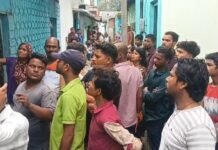 थोड़ी देर पहले 40 वर्षीय जगमोहन केवट ने दे दिए प्राण,पुलिस के पहुंचने का इंतजार कर रहे हैं लोग , देखिए वीडियो