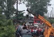 नाले में उफान के कारण बह गई गाड़ी की गई बरामद , गाड़ी में सवार नशेड़ी युवकों के विरुद्ध मुकदमा दर्ज , देखिए वीडियो