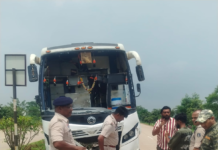 छात्रा को बचाने के चक्कर में डिवाइडर पर चढ़ी यात्री बस, हादसे में छात्रा घायल