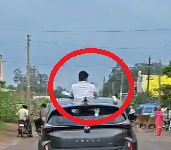 सड़क पर स्टंटबाजी के दो वीडियो वायरल, कार की सनरूफ और बाइक पर खतरनाक करतब; पुलिस जांच में जुटी