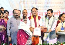 आंगन मिलन सेवा से उत्सव स्थल बने आंगनबाड़ी केंद्र, पहले दिन 97 हजार से अधिक लोगों की सहभागिता,प्रदेश में 2,262 स्थानों पर हुए 12,698 आयोजन; मुख्यमंत्री विष्णु देव साय मुंगेली के मदकू में कार्यक्रम में हुए शामिल,सुपोषित थाली के प्रदर्शन के साथ माताओं और बच्चों के पोषण पर हुआ संवाद