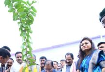 नक्सलवाद से प्रभावित रहे क्षेत्रों में शांति के साथ खुल रहे विकास और समृद्धि के नए द्वार : मुख्यमंत्री विष्णुदेव साय,अंतागढ़ के लामकन्हार में मुख्यमंत्री विष्णु देव साय ने सुनी ‘मन की बात’ की 138वीं कड़,प्रधानमंत्री श्री नरेंद्र मोदी ने की छत्तीसगढ़ के ‘हर घर मुनगा-घर-घर मुनगा’ अभियान की सराहना* *मुख्यमंत्री ने कहा – छत्तीसगढ़ के जनभागीदारी आधारित नवाचारों को मिल रही राष्ट्रीय पहचान* *मुनगा के पोषण लाभों को जन-जन तक पहुंचाने और हर घर में पौधा लगाने का किया आह्वान* *ग्राम लामकन्हार में शिक्षा, अधोसंरचना एवं सामुदायिक सुविधाओं के लिए 85 लाख रुपए के विकास कार्यों की घोषणा* *‘एक पेड़ मां के नाम’ अभियान के तहत मुख्यमंत्री ने विद्यालय परिसर में लगाया अमरूद का पौधा*