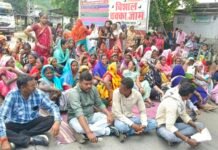 मांग पूरी न होने पर ग्रामीणों ने किया चक्का जाम , प्रशासनिक और पुलिस अधिकारी मौके पर मौजूद