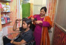 सेवा संकल्प अभियान: सेवा की कहानी: हुनर ने दी आत्मनिर्भरता की राह, ब्यूटी पार्लर से किरण को हर माह 12 से 20 हजार रुपये तक की आय,प्रधानमंत्री कौशल विकास योजना के तहत छह माह का प्रशिक्षण लेकर शुरू किया खुद का व्यवसाय, परिवार के खर्च में बनीं भागीदार,खुद आत्मनिर्भर बनने के साथ दूसरों के लिए भी खोले अवसर, दो से चार महिलाएं सीख रही हैं ब्यूटीशियन का काम