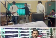 सिम्स स्टोर में फार्मासिस्ट को धमकाना पड़ा भारी, वायरल वीडियो के बाद पुलिस ने युवक को दबोचा, कार्रवाई के बाद कान पकड़कर मांगी माफी. Video