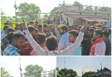 बालाजी स्पंज आयरन फैक्ट्री में मजदूरों का हल्ला बोल! कम मजदूरी और सुरक्षा उपकरणों की कमी का आरोप, फैक्ट्री गेट पर जोरदार प्रदर्शन सुरक्षा जूतों के नाम पर मजदूरी से रुपये काटने का भी आरोप, प्रबंधन के खिलाफ खोला मोर्चा