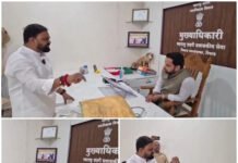 नाशिक के निफाड में अनोखा विरोध! आवारा कुत्तों से परेशान नेता ने नगर पंचायत दफ्तर में ही छोड़ दिए कुत्ते, मुख्याधिकारी को नोटों की माला पहनाने की कोशिश!video