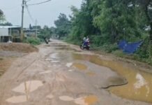 बारिश में बदहाल हुई सोहागपुर-मुकुंदपुर सड़क, ग्रामीणों की बढ़ी परेशानी