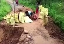 टूटी पुलिया नहीं सुधारी गई तो बच्चों ने किया वैकल्पिक उपाय,देखिए वीडियो