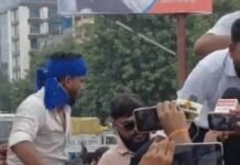 बैरिकेडिंग पर चढ़े प्रदर्शनकारी, बोले SC में आरक्षण लागू करो,पटना में लोकभवन तक जाने से रोकने के लिए लोहे की शील्ड कटीले तार लगाए गए