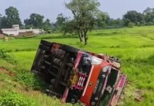 बिलासपुर जा रहा ट्रक अनियंत्रित होकर खेत में पलटा, तड़के सुबह हुआ भीषण सड़क हादसा, मची अफरा-तफरी,चालक को मामूली चोट, हादसे की वजह जांच में जुटी