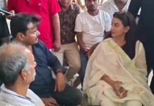 भरत तिवारी एनकाउंटर केस में अक्षरा सिंह की एंट्री! घर पहुंचकर परिवार से मिलीं भोजपुरी एक्ट्रेस, बोलीं—‘जो हुआ वो गलत था. वीडियो