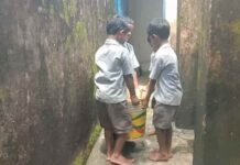 शासकीय स्कूल में छोटे बच्चों से उठवाई जा रही भारी पानी की बाल्टी, वीडियो सामने आने पर स्कूल की व्यवस्था पर उठे सवाल…