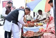 अचानक रुका CM साय का काफिला, सड़क किनारे दीये बेच रही मीरा से की बात और 1000 रुपए देकर खरीदा ‘आशीर्वाद का दीया’