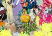 रायपुर : करमा पूजा में शामिल हुईं मंत्री श्रीमती लक्ष्मी राजवाड़े, प्रकृति, संस्कृति और लोकपरंपराओं के संरक्षण का दिया संदेश