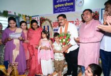 रायपुर : फूल लेकर आए नन्हे कदम, उप मुख्यमंत्री ने बच्चों को गोद में उठाया, बच्चों की मासूमियत ने जीता दिल