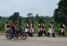 प्रिंसिपल की शिकायत लेकर पैदल निकलीं एकलव्य स्कूल की छात्राएं, कलेक्टर कार्यालय पहुंचने की तैयारी