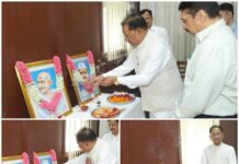 सत्य, अहिंसा और सादगी के आदर्श हमें राष्ट्रसेवा की प्रेरणा देते रहेंगे : मुख्यमंत्री श्री विष्णु देव साय,मुख्यमंत्री ने महात्मा गांधी और पूर्व प्रधानमंत्री लाल बहादुर शास्त्री की जयंती पर किया नमन, नई दिल्ली स्थित छत्तीसगढ़ सदन में महात्मा गांधी और लाल बहादुर शास्त्री के चित्र पर पुष्प अर्पित कर दी श्रद्धांजलि