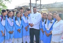 शिक्षा मंत्री गजेन्द्र यादव स्कूल से घर लौट रहे स्कूली बच्चों के बीच पहुंचकर सहज संवाद में जानी पढ़ाई और स्कूल की जरूरतें,विद्यार्थियों की मांग पर प्रार्थना शेड एवं मंच निर्माण के दिए निर्देश, स्वामी आत्मानंद स्कूल सेलूद में बनेगा साइकिल स्टैंड, बाउंड्रीवाल और वॉलीबॉल ग्राउंड