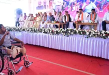 कृत्रिम हाथ- पैर लगते ही लौटी खुशी : बोतल उठाकर पानी पिया तो भावुक हुए विजय शर्मा, बोले- ऐसी पहल बदल देती है जिंदगी