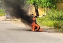 चलती इलेक्ट्रिक स्कूटी में लगी आग, धू-धू कर जली – चालक वाहन छोड़कर भागा, देखिये वीडियो