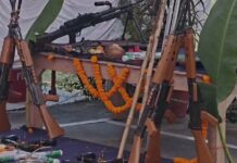 दशहरा पर पुलिस लाइन में शस्त्र पूजा, एसपी विजय कुमार पाण्डेय ने की हवाई फायरिंग