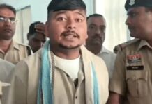 छत्तीसगढ़ के सूरजपुर में मां-बेटी हत्याकांड मामले में स्पेशल कोर्ट ने मुख्य आरोपी कुलदीप समेत 3 दोषियों को फांसी की सजा सुनाई है। वहीं, चौथे आरोपी आर्यन विश्वकर्मा को मरते दम तक उम्रकैद की सजा सुनाई गई है। कोर्ट ने 29 सितंबर को मामले में 4 आरोपियों को हत्या, रेप और पॉक्सो एक्ट के तहत दोषी माना था। पीड़ित पक्ष के वकील संजय अंबस्ट ने कहा कि मामला रेयरेस्ट ऑफ रेयर कैटेगरी का है। कोर्ट से आरोपियों को अधिकतम सजा देने की मांग की जाएगी। बता दें कि 14 अक्टूबर 2024 को हेड कॉन्स्टेबल की पत्नी और बेटी की आरोपियों ने बेरहमी से हत्या कर दी थी। वारदात से पहले पत्नी से रेप किया गया। इसके बाद चाकू से उसकी हत्या कर दी गई। आरोपियों ने बेटी के कपड़े उतारकर धारदार हथियार से उसकी भी हत्या कर दी। दोनों के शव नग्न हालत में घर से करीब 5 किलोमीटर दूर फेंक दिए गए थे। डबल मर्डर केस की सुनवाई न्यायाधीश आनंद प्रकाश वारियाल की फास्ट ट्रैक कोर्ट में चल रही थी। 29 सितंबर को दोषी करार दिए जाने के बाद कोर्ट से बाहर निकलते समय मख्य आरोपी कलदीप साह हंसता हआ
