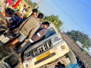 बलरामपुर में अनियंत्रित होकर पलटा टमाटर से भरा पिकअप वाहन, सड़क पर बिखरे टमाटर लूटने के लिए मची ग्रामीणों की होड़ 1 WhatsApp Image 2026 10 26 at 11.35.21