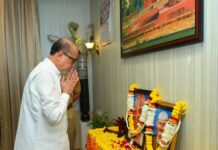 राज्यपाल श्री रमेन डेका ने महात्मा गांधी एवं लाल बहादुर शास्त्री को श्रद्धा सुमन अर्पित किए