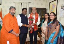 राज्यपाल श्री डेका से कामधेनु विश्वविद्यालय के कार्य परिषद सदस्यों ने की भेंट