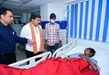 उप मुख्यमंत्री विजय शर्मा ने अस्पताल पहुंचकर जाना सड़क हादसे में घायलों का हाल.मरकाटोला घाट सड़क हादसे के घायलों और परिजनों से की मुलाकात, बेहतर उपचार के दिए निर्देश
