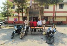 जंगल में तिरपाल लगाकर चल रहा था जुआ का फड़, पुलिस की घेराबंदी में तीन आरोपी गिरफ्तार