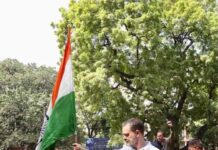 दिल्ली में INDIA ब्लॉक का प्रदर्शन, बैरिकेड पर चढ़े राहुल गांधी