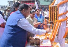 गांधी जयंती पर प्रभारी मंत्री रामविचार नेताम ने मनेंद्रगढ़ में महात्मा गांधी और लाल बहादुर शास्त्री को किया नमन