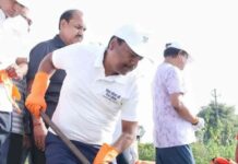 वन मंत्री श्री केदार कश्यप ने बीजापुर के महादेव तालाब में श्रमदान कर दिया स्वच्छता का संदेश