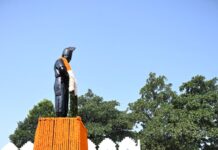 नक्सलवाद के विरुद्ध निर्णायक सफलता हमारे पुलिस और सुरक्षा बलों के शौर्य, साहस और बलिदान का परिणाम : मुख्यमंत्री बस्तर में भय और हिंसा की जगह शांति, सुरक्षा और विकास का नया वातावरण, दूरस्थ अंचलों तक पहुंच रही विकास की रोशनी शहीद जवानों के परिवारों का त्याग और साहस भी अतुलनीय, उनके सम्मान और कल्याण के लिए सरकार सदैव प्रतिबद्ध मुख्यमंत्री श्री साय ने राजीव स्मृति वन स्थित शहीद वाटिका पहुंचकर अमर जवान स्तंभ पर भी अर्पित किए श्रद्धासुमनवीर जवानों के अदम्य साहस और सर्वोच्च बलिदान से छत्तीसगढ़ में शांति और सुरक्षा का नया अध्याय : मुख्यमंत्री श्री विष्णु देव साय पुलिस स्मृति दिवस पर मुख्यमंत्री ने अमर शहीद जवानों को दी श्रद्धांजलि, शहीद परिवारों का किया सम्मान
