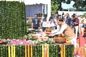 नक्सलवाद के विरुद्ध निर्णायक सफलता हमारे पुलिस और सुरक्षा बलों के शौर्य, साहस और बलिदान का परिणाम : मुख्यमंत्री बस्तर में भय और हिंसा की जगह शांति, सुरक्षा और विकास का नया वातावरण, दूरस्थ अंचलों तक पहुंच रही विकास की रोशनी शहीद जवानों के परिवारों का त्याग और साहस भी अतुलनीय, उनके सम्मान और कल्याण के लिए सरकार सदैव प्रतिबद्ध मुख्यमंत्री श्री साय ने राजीव स्मृति वन स्थित शहीद वाटिका पहुंचकर अमर जवान स्तंभ पर भी अर्पित किए श्रद्धासुमनवीर जवानों के अदम्य साहस और सर्वोच्च बलिदान से छत्तीसगढ़ में शांति और सुरक्षा का नया अध्याय : मुख्यमंत्री श्री विष्णु देव साय पुलिस स्मृति दिवस पर मुख्यमंत्री ने अमर शहीद जवानों को दी श्रद्धांजलि, शहीद परिवारों का किया सम्मान 1 cm 2