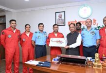 मुख्यमंत्री श्री विष्णु देव साय से भारतीय वायु सेना की सारंग हेलीकॉप्टर डिस्प्ले टीम ने की सौजन्य मुलाकात,राज्योत्सव में आसमान पर दिखेगा भारतीय वायु सेना के शौर्य, साहस और अद्भुत उड़ान कौशल का रोमांचक नजारा,2 नवंबर को नवा रायपुर के सेंध लेक क्षेत्र में होगा भव्य एयर शो, सुबह 11 बजे से पांच हेलीकॉप्टर दिखाएंगे हैरतअंगेज करतब,मुख्यमंत्री श्री साय ने सारंग टीम का किया आत्मीय स्वागत, कहा – युवाओं में देशभक्ति और राष्ट्रसेवा का संकल्प मजबूत करेगा यह आयोजन,दो महिला पायलटों की सहभागिता प्रदेश की बेटियों को देगी ऊंचे सपने देखने और उन्हें साकार करने की प्रेरणा,स्वदेशी ‘ध्रुव’ हेलीकॉप्टरों के माध्यम से प्रदर्शित होगी भारत की बढ़ती तकनीकी सामर्थ्य और विमानन क्षेत्र की उत्कृष्टता